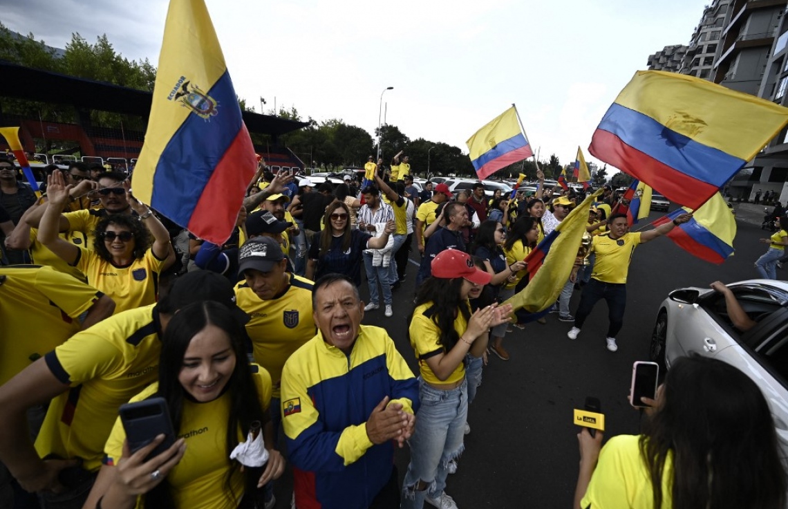 ވޯލްޑް ކަޕުގެ ފުރަތަމަ މެޗުގައި ގަތަރާ ދެކޮޅަށް ނުކުތުމުގެ ކުރިން އިކުއެޑޯ ސަޕޯޓަރުން ދަނޑު ބޭރުގައި ފޯރި ނަގަނީ. -- ފޮޓޯ: އޭއެފްޕީ