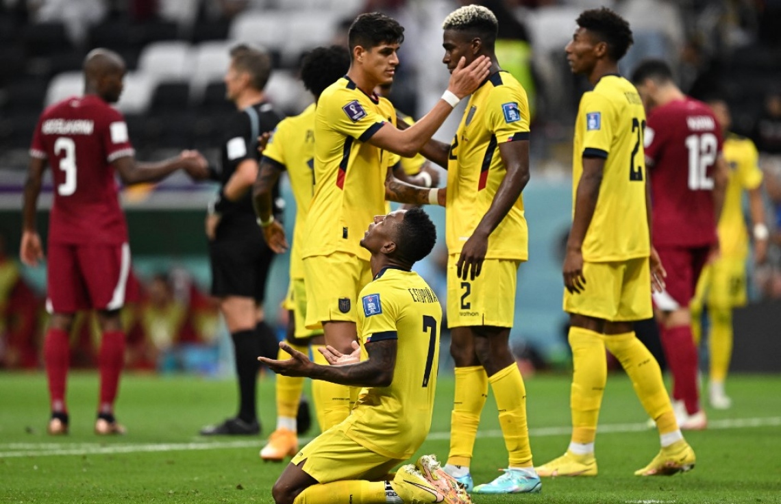 ވޯލްޑް ކަޕުގެ ފުރަތަމަ މެޗުގައި ގަތަރު ކޮޅަށް ލަނޑު ޖެހުމަށް ފަހު އިކުއެޑޯ ކުޅުންތެރިން އުފާފާޅުކުރަނީ. -- ފޮޓޯ: އޭއެފްޕީ