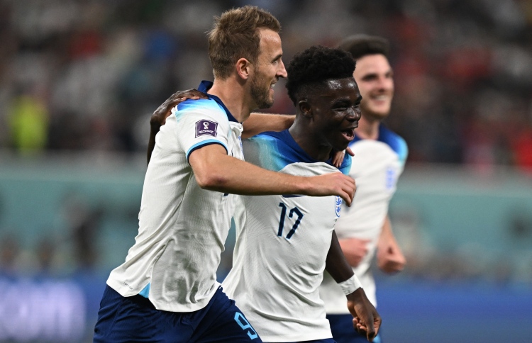 ފާޑުކިޔުންތަކުގެ ތެރޭގައި އޮތް އިންގްލެންޑް މޮޅުވެއްޖެ