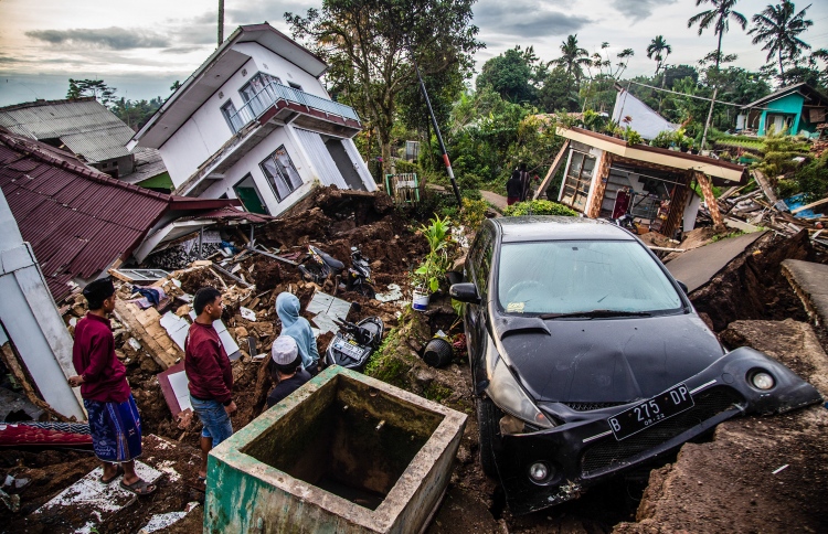 ޖާވާ އަށް އައި ބާރުގަދަ ބިންހެލުމުގައި 160 މަރު