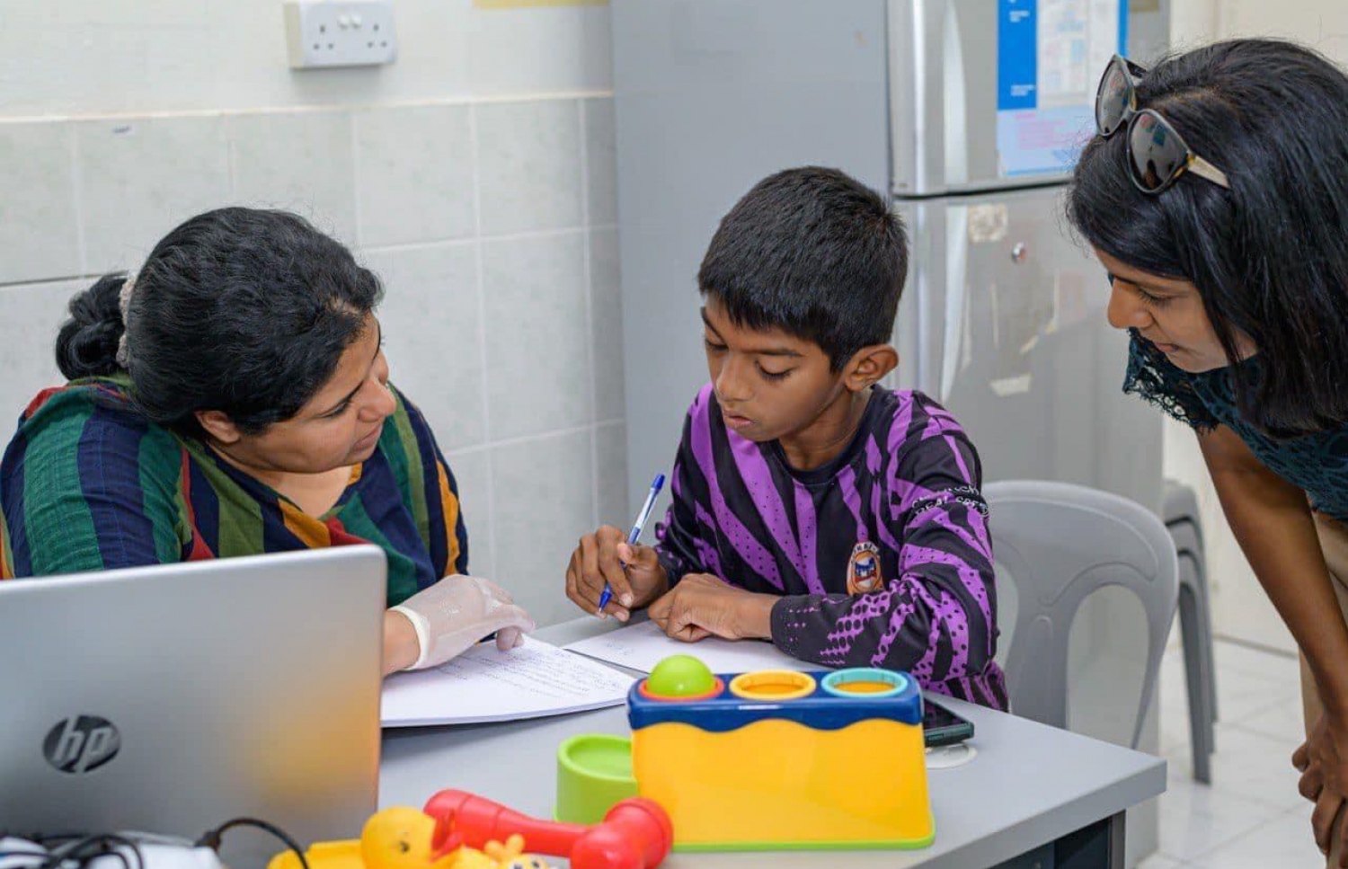 އާކުން ބޭއްވި ސްޕީޗް އެންޑް ހިއަރިން ކޭމްޕްގައި، ކުއްޖެއްގެ އެސެސްމަންޓް ހަދަނީ.-- ފޮޓޯ: އާކް