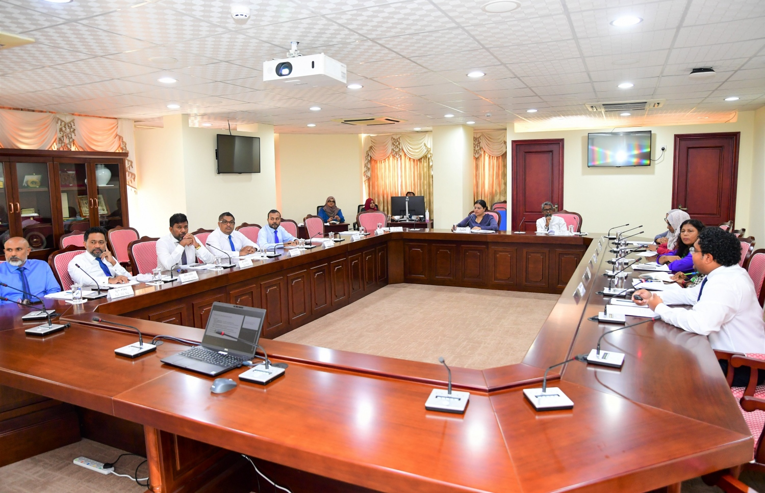 ރައްޔިތުންގެ މަޖިލީހުގެ ހިއުމަން ރައިޓްސް އެންޑް ޖެންޑާ ކޮމެޓީން ނޭޝަނަލް ސޯޝަލް ޕްރޮޓެކްޝަން އެޖެންސީ (އެންސްޕާ)ގެ އިސްވެރިންނާއި ޖެންޑާ މިނިސްޓަރާ ބައްދަލުކުރެއްވުން -- ފޮޓޯ: މަޖިލިސް