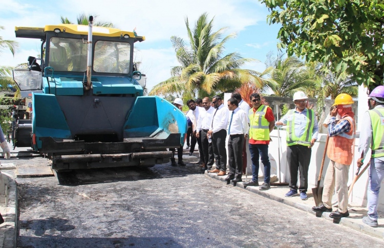 އައްޑޫގެ މަގުތަކުގައި ތާރު އަޅަން ފަށައިފި