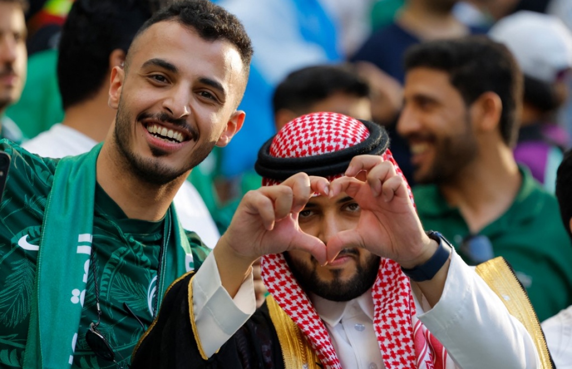 ވޯލްޑް ކަޕުގައި އާޖެންޓީނާ އަތުން 2-1 އިން ސައޫދީ އަރަބިއްޔާ މޮޅުވުމުން ސްޓޭޑިއަމުގައި ތިބި ސައޫދީ ސަޕޯޓަރުން އުފާފާޅުކުރަނީ: ސައޫދީ މޮޅުވުމަކީ މުޅި ދުނިޔެ އަށް ލިބުނު ޝޮކެއް. --ފޮޓޯ: އޭއެފްޕީ