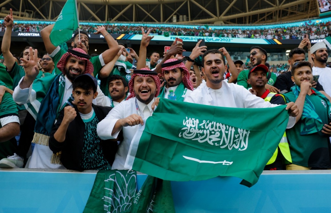 ވޯލްޑް ކަޕުގައި އާޖެންޓީނާ އަތުން 2-1 އިން ސައޫދީ އަރަބިއްޔާ މޮޅުވުމުން ސްޓޭޑިއަމުގައި ތިބި ސައޫދީ ސަޕޯޓަރުން އުފާފާޅުކުރަނީ: ސައޫދީ މޮޅުވުމަކީ މުޅި ދުނިޔެ އަށް ލިބުނު ޝޮކެއް. --ފޮޓޯ: އޭއެފްޕީ