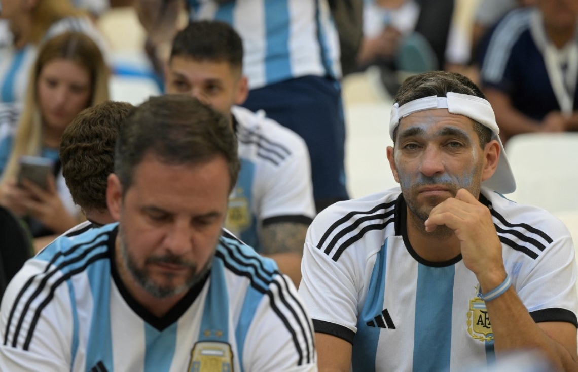 ވޯލްޑް ކަޕުގައި ސައޫދީ އަރަބިއްޔާ އަތުން 2-1 އިން އާޖެންޓީނާ ބަލިވުމުން އެ ގައުމުގެ ސަޕޯޓަރަކު މާޔޫސްވެފައި: މި މުބާރާތާ އާޖެންޓީނާ ކުރިމަތިލީ ފޭވަރިޓުންގެ ގޮތުގައި. --ފޮޓޯ: އޭއެފްޕީ