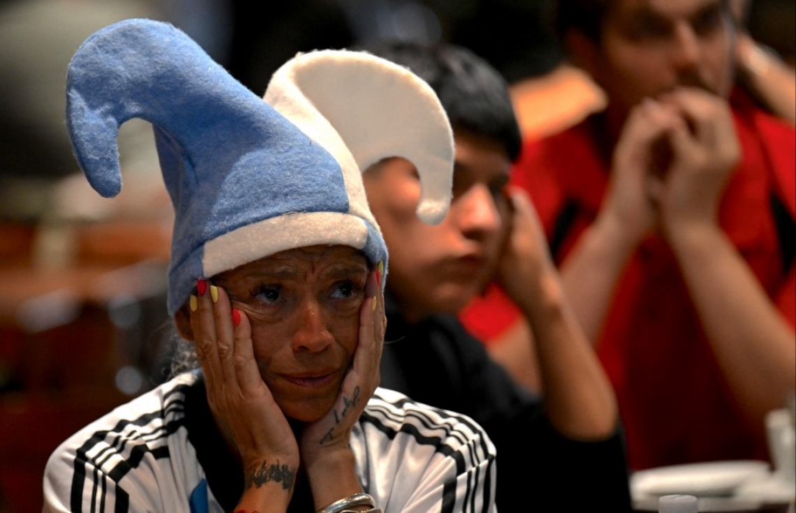 ވޯލްޑް ކަޕުގައި ސައޫދީ އަރަބިއްޔާ އަތުން 2-1 އިން އާޖެންޓީނާ ބަލިވުމުން އެ ގައުމުގެ ސަޕޯޓަރަކު މާޔޫސްވެފައި: މި މުބާރާތާ އާޖެންޓީނާ ކުރިމަތިލީ ފޭވަރިޓުންގެ ގޮތުގައި. --ފޮޓޯ: އޭއެފްޕީ