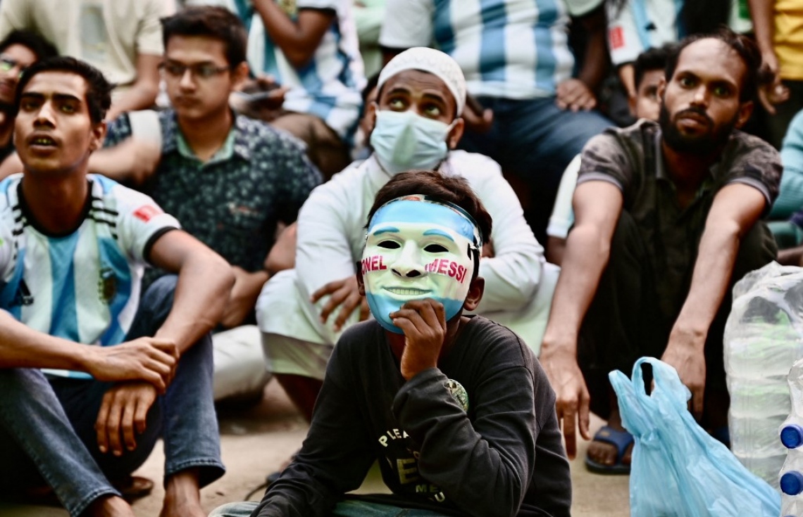 ވޯލްޑް ކަޕުގައި ސައޫދީ އަރަބިއްޔާ އަތުން 2-1 އިން އާޖެންޓީނާ ބަލިވުމުން ބަންގްލަދޭޝްގެ އާޖެންޓީނާ ސަޕޯޓަރުން މާޔޫސްވެފައި: އާޖެންޓީނާ މި މެޗުން ބަލިވުމަކީ ދުނިޔެ އަށް ލިބުނު ޝޮކެއް. --ފޮޓޯ: އޭއެފްޕީ