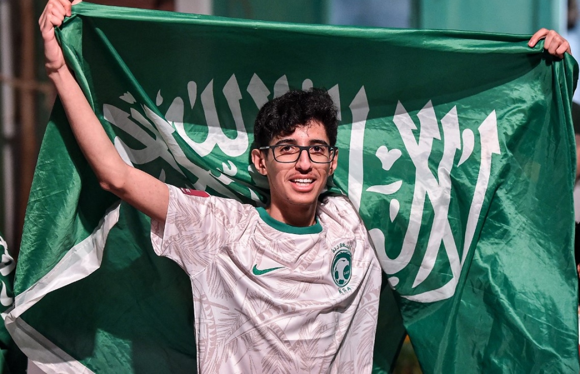 ވޯލްޑް ކަޕުގައި އާޖެންޓީނާ އަތުން 2-1 އިން ސައޫދީ އަރަބިއްޔާ މޮޅުވުމުން ވެރިރަށް ރިޔާދުގައި އެ ގައުމުގެ ރައްޔިތުން އުފާފާޅުކުރަނީ: މިއީ ސައޫދީ އަށް ވޯލްޑް ކަޕުގައި ލިބުނު އެންމެ ބޮޑު ކާމިޔާބު. --ފޮޓޯ: އޭއެފްޕީ