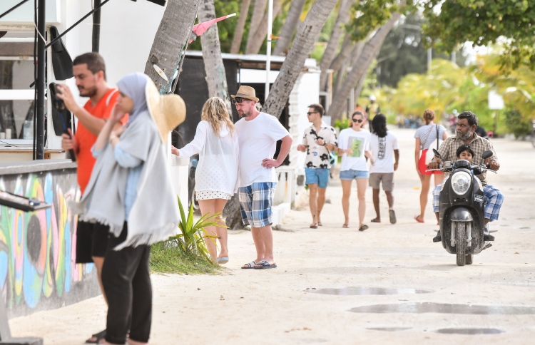 މިދިޔަ މަހު އައި ޓޫރިސްޓުން އެއް ޕަސެންޓް ދަށްވެއްޖެ