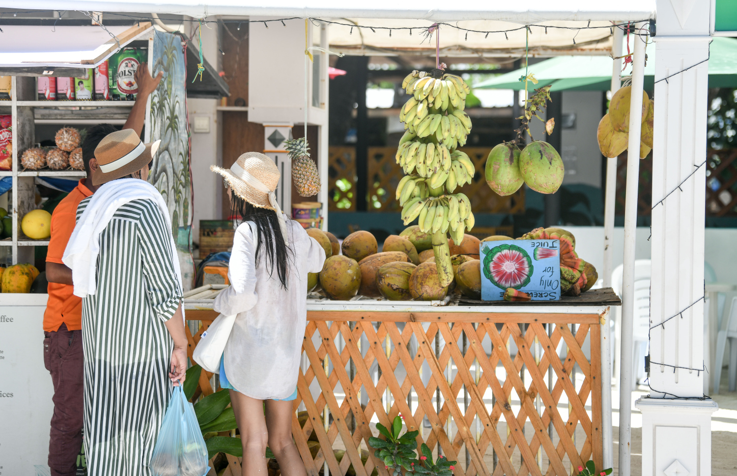 މާފުށީގައި ޓޫރިސްޓުންތަކެއް ތަނަކުން ވިޔަފާރިކުރަނީ. -- ފޮޓޯ: ނިޝާން އަލީ | މިިހާރު