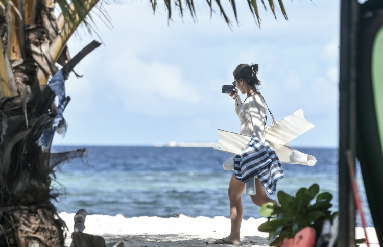 ލޯންޗަކުން ޖެހި ޒަހަމްވި ޓޫރިސްޓަކު ބަދަލު ހޯދަނީ!