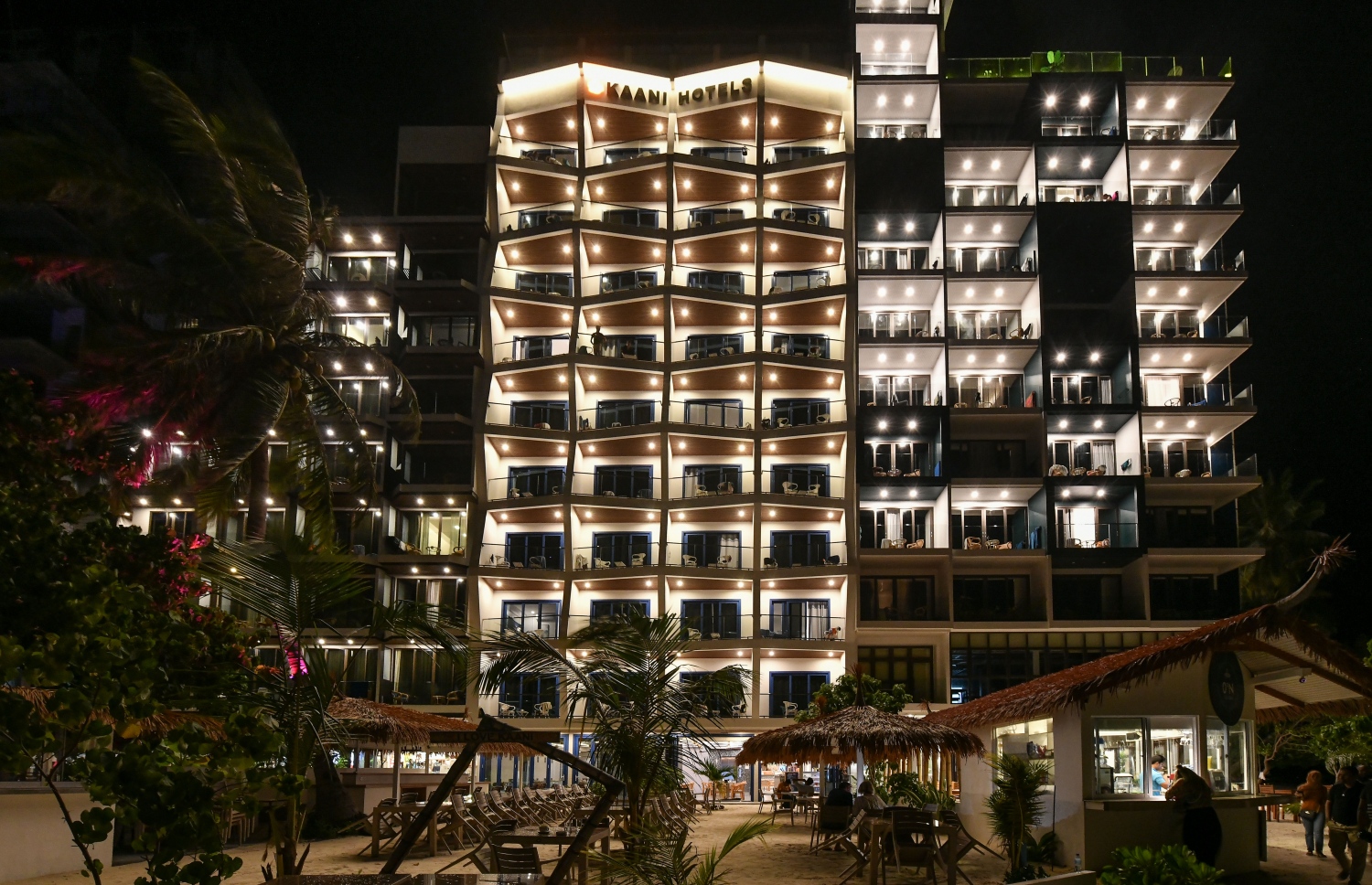 ކާނި ހޮޓާ. އެ ހޮޓަލުގެ ދަށުން ހަތަރު ގެސްޓްހައުސް ހިންގާ -- ފޮޓޯ: ނިޝާން އަލީ / މިހާރު