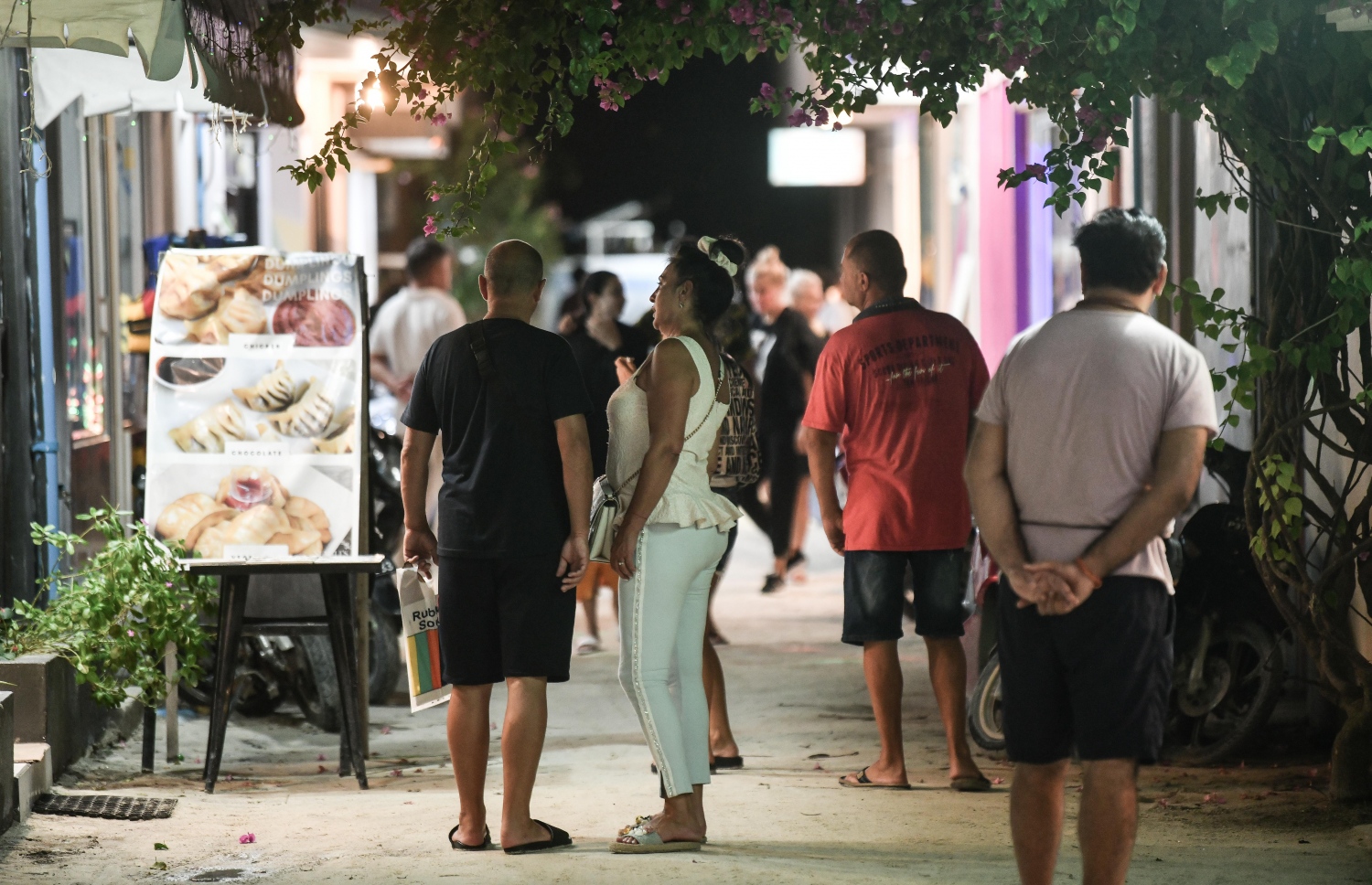 މާފުށީގެ މަގެއްގެ މަތީގައި މިދިޔަ ހުކުރު ދުވަހުގެ ރޭ ޓޫރިސްޓުންތަކެއް މަޑުކޮށްލައިގެން.---ފޮޓޯ: ނިޝާން އަލީ| މިހާރު