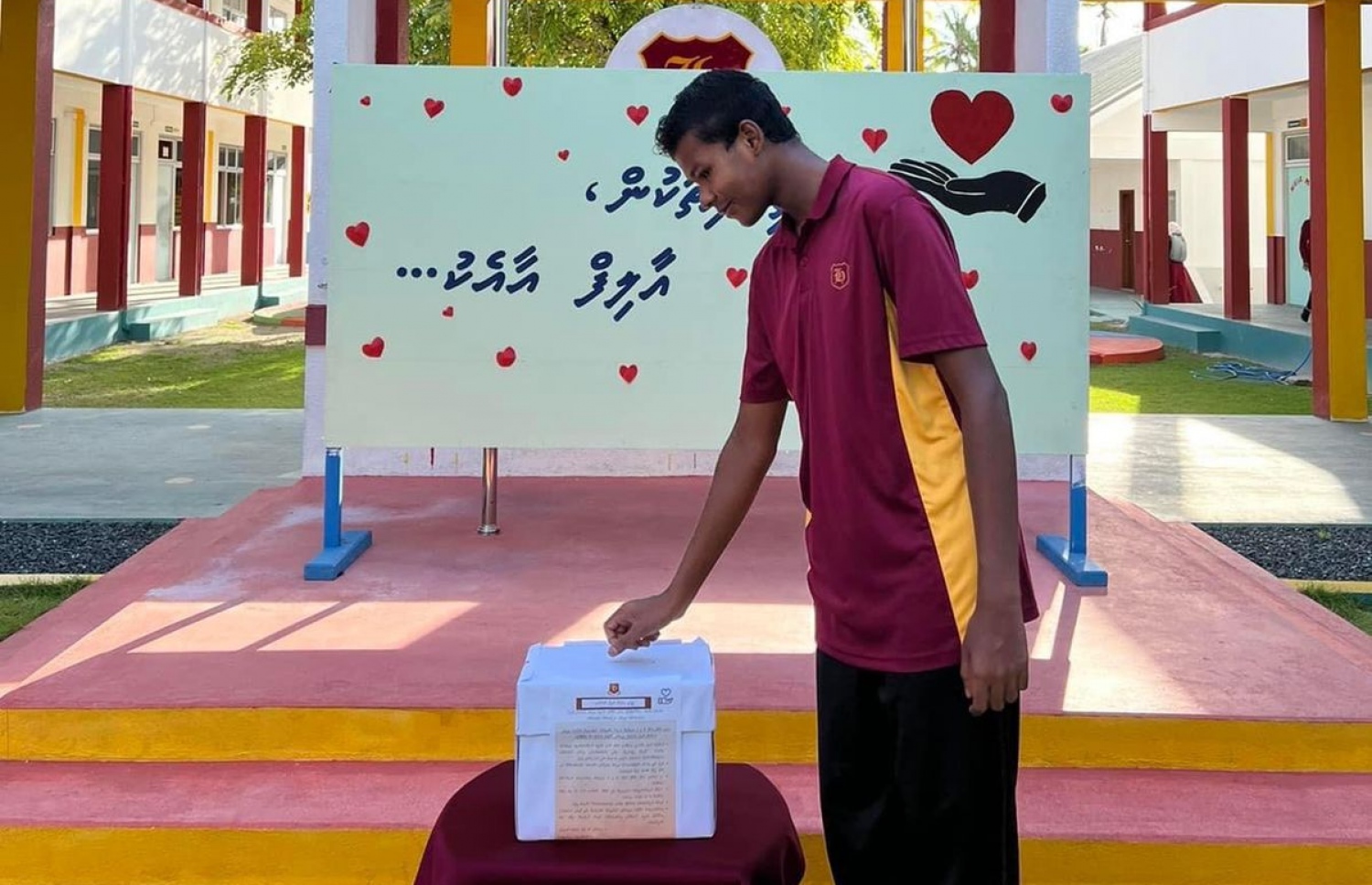 ކެންސަރުގެ ފަރުވާއަށް އެހީ ހޯދަން ފެށި ހަރަކާތުގައި ދަރިވަރަކު އެހީވަނީ.-- ފޮޓޯ: ހަމަދު ސްކޫލު