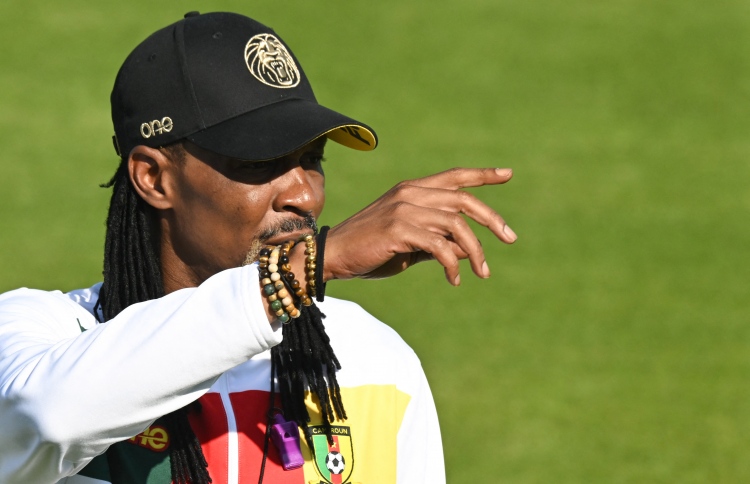 ކުޅުންތެރިންގެ ނަން ނޭނގި ކެމެރޫންގެ ކޯޗު ޕްރެޝަރަށް