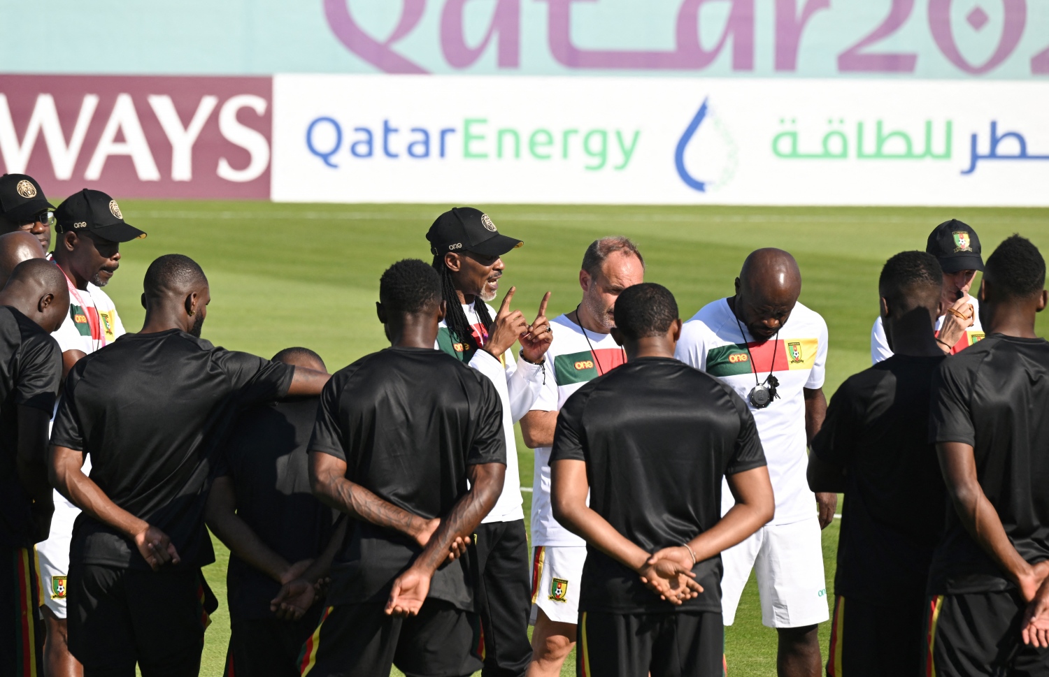 ކެމެރޫން ޓީމުގެ ޕްރެކްޓުހުގައި ސޯންގް ކުޅުންތެރިންނަށް އިރުޝާދު ދެނީ --- ފޮޓޯ: އޭއެފްޕީ