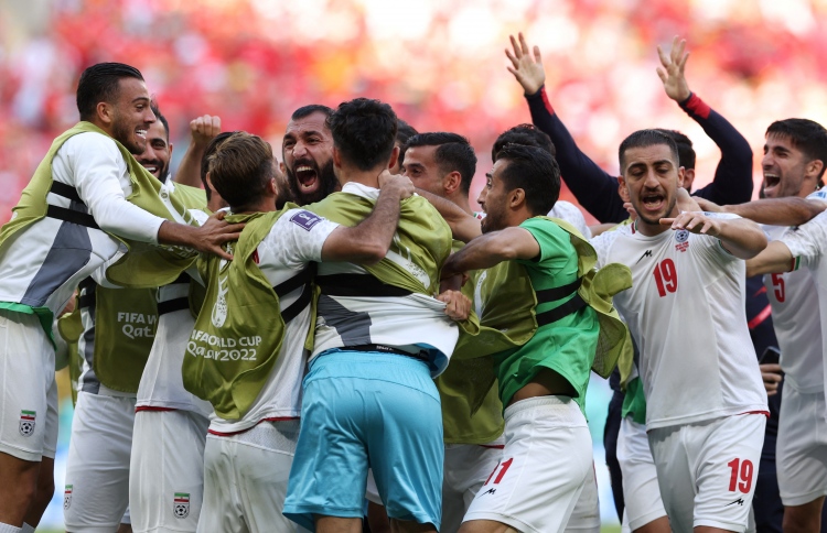 އިރާނަށް އުންމީދު، ފުރަތަމަ ރަތްކާޑް ވޭލްސްގެ ކީޕަރަށް