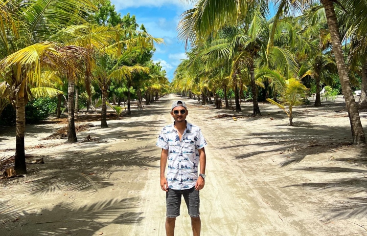 ޝާން، ލ. މުންޑޫގައި: އޭނާ އަންނަނީ ރާއްޖޭގެ އެކި ރަށްތަކަށް ދަތުރުކޮށް، އެ ތަންތަން ޑޮކިއުމެންޓްކުރަމުން.