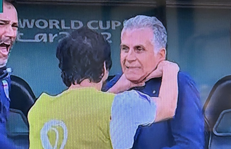 އިރާނުގެ ކޯޗުގެ ކަރުގައި ހިފި މަންޒަރު ވައިރަލްވެއްޖެ