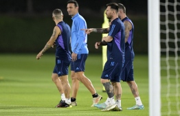 Argentina's forward #10 Lionel Messi (2nd R), Argentina's midfielder #07 Rodrigo De Paul (R), Argentina's coach Lionel Scaloni (2nd L) and Argentina's midfielder #17 Alejandro Gomez (L) walk on the field during a training session at the Qatar University training site in Doha on November 25, 2022, on the eve of the Qatar 2022 World Cup football match between Argentina and Mexico. -- Photo: Juan Mabromata / AFP