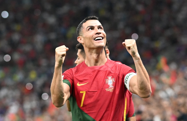 ލަނޑު ޖެހިކަމަށް ހެދިގެން އުޅުމުން ރޮނާލްޑޯ ޖޯކަކަށް