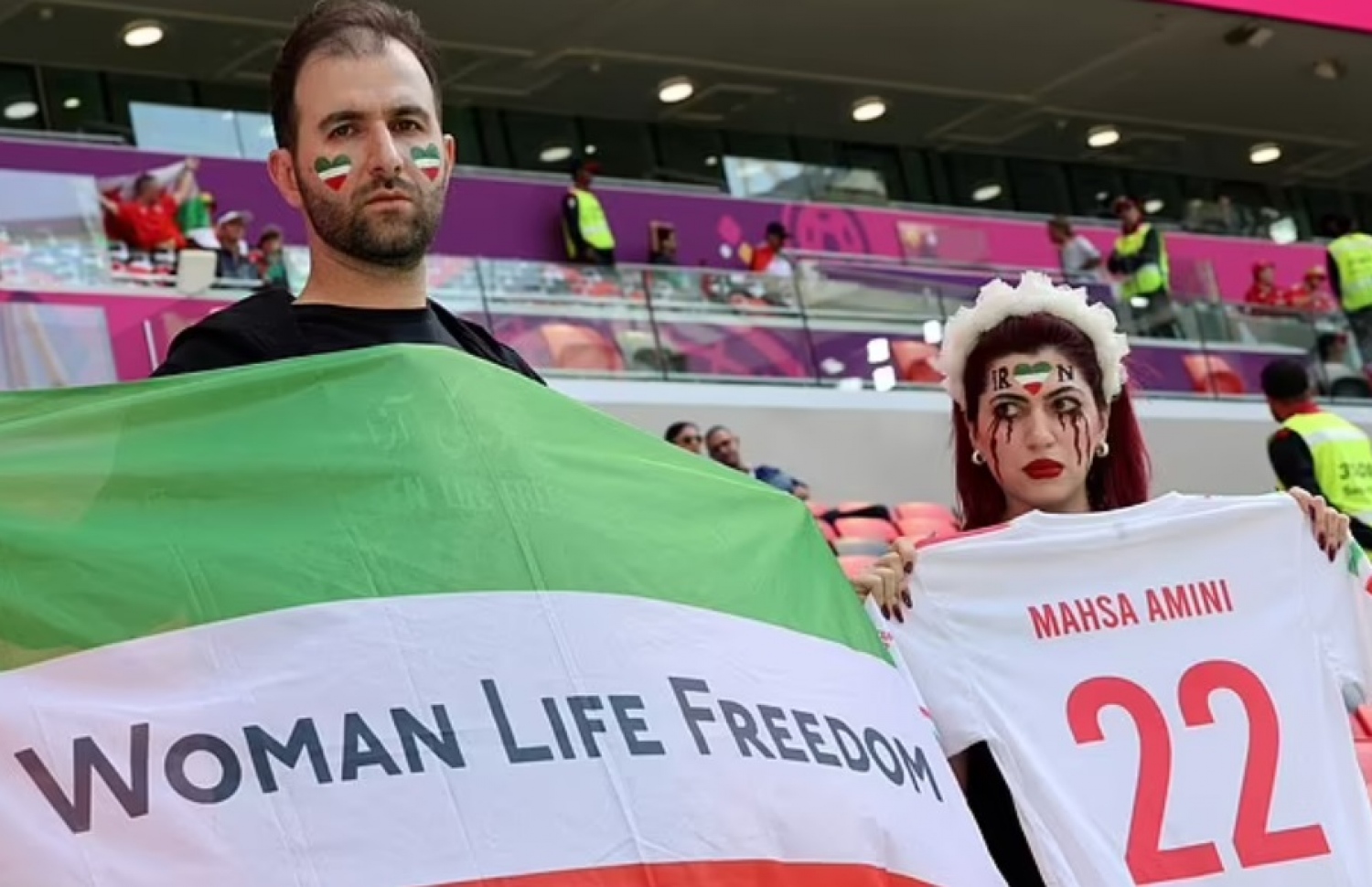 އިރާންގެ ސަޕޯޓަރުން އެ ގައުމުގައި ހިނގާ މުޒާހަރާތަކަށް ތާއީދުކޮށް ދަނޑުގައި ޝުއޫރުފާޅު ކުރަނީ --- ފޮޓޯ: އޭއެފްޕީ