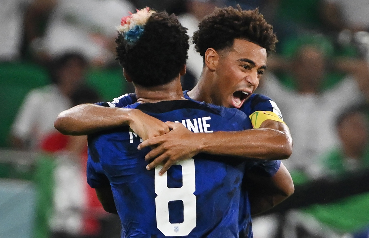 އިރާނާ ކޮޅަށް ލަނޑު ޖެހުމަށް ފަހު އެމެރިކާގެ ކުޅުންތެރިން އުފާފާޅު ކުރަނީ --- ފޮޓޯ: އޭއެފްޕީ