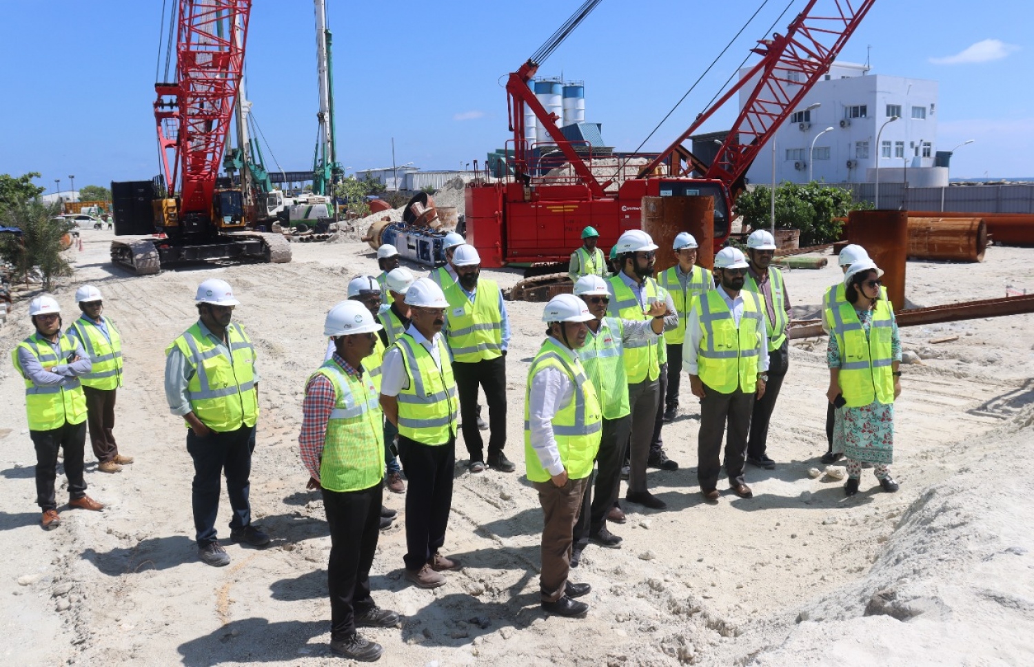 ތިލަމާލެ ބްރިޖު މަޝްރޫއުގެ މަސައްކަތް ރިވިއު ކުރުމަށް ބާއްވަމުން އަންނަ ޖޮއިންޓް ޕްރޮޖެކްޓް މޮނީޓަރިން ކޮމިޓީގެ ފަސް ވަނަ ބައްދަލުވުމަށް ފަހު ބައިވެރިން ޕްރޮޖެކްޓް ސައިޓް ބައްލަވާލައްވަނީ -- ފޮޓޯ: ޕްލޭނިން މިނިސްޓްރީ