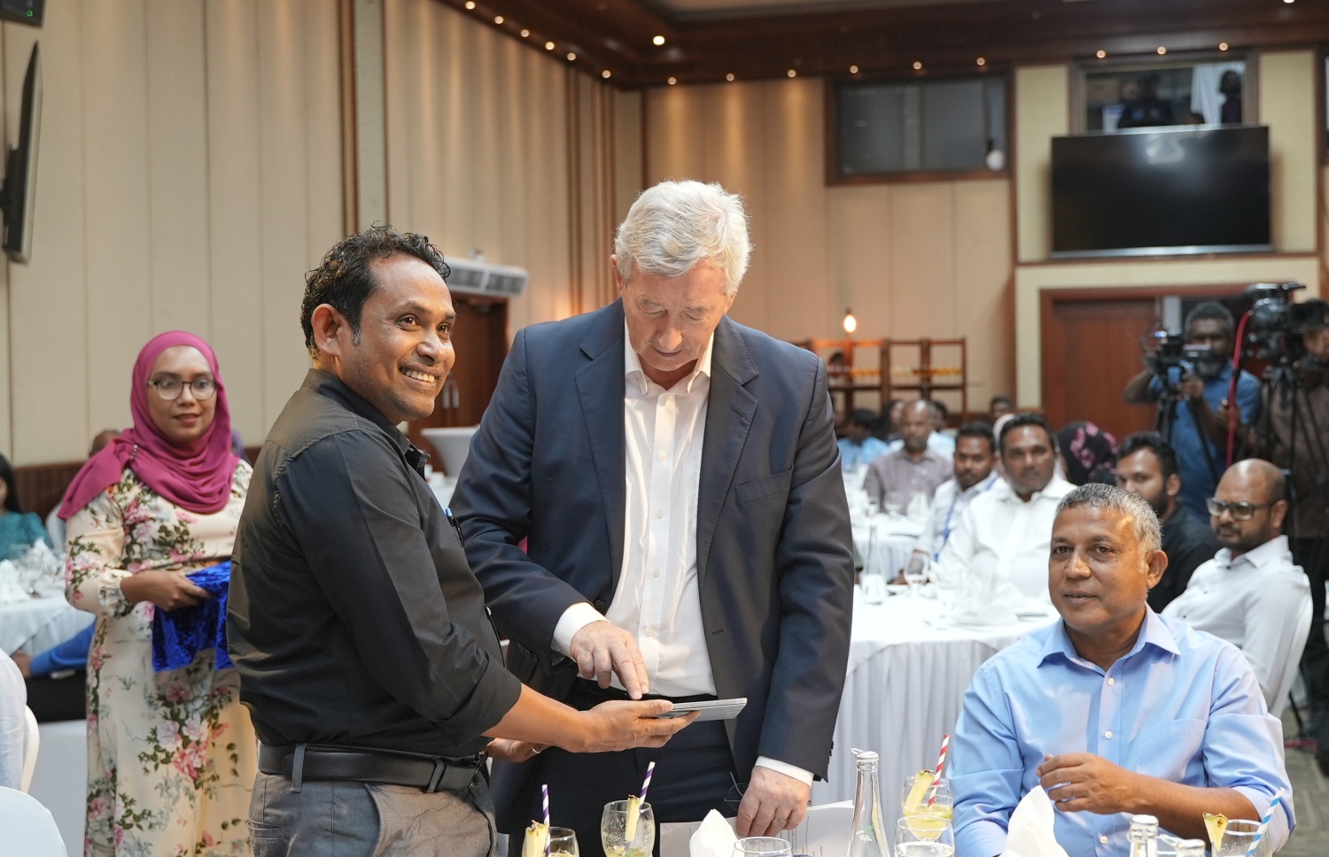 ޓޭލާސް ޔުނިވާސިޓީގެ ރައީސް ޕްރޮފެސަރު މައިކަލް ޑްރިސްކަލް ކޯސްތައް ޯންޗު ކުރައްވަނީ. -- 5 ކޯހެއް ވަނީ ލޯންޗު ކޮށްފަ. -- ފޮޓޯ: ވިލާ ކޮލެޖު