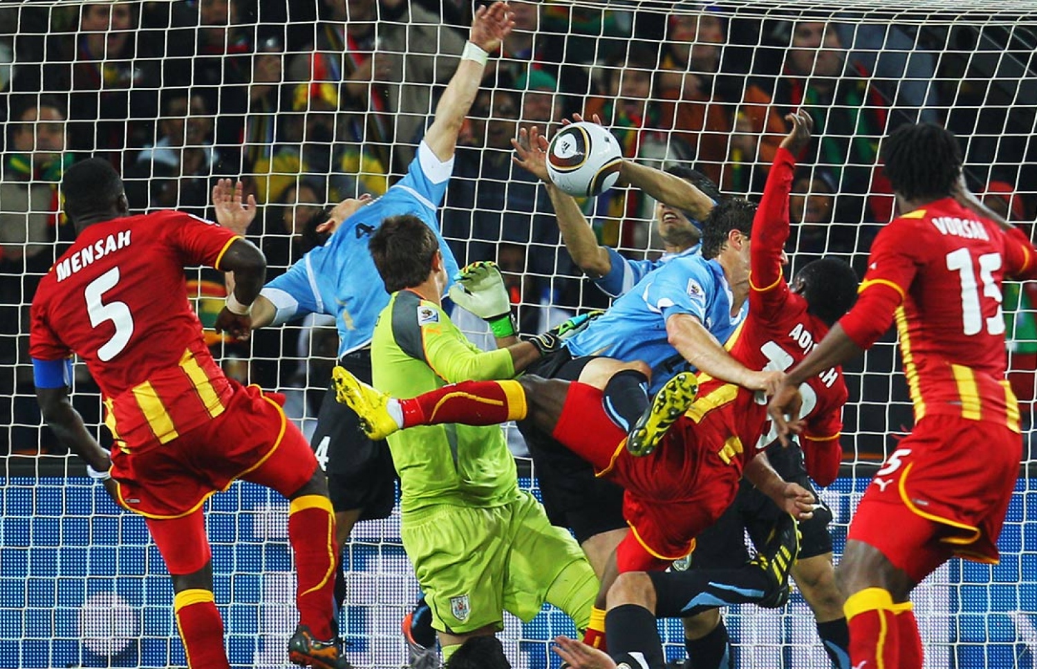 ގާނާ އިން ފޮނުވާލި ހަމަލާ، ސުއަރޭޒް އަތުން މަތަކުރަނީ.-- ފޮޓޯ: ފީފާ/ގެޓީ