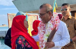 Nasheed receives a warm welcome upon his arrival at Thinadhoo-- Photo: Twitter