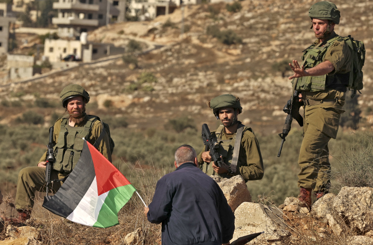 ފަލަސްތީނު ގައިދީއެއްގެ އާއިލާއަށް ބިރުދައްކައި ފޭރެންއުޅެފި