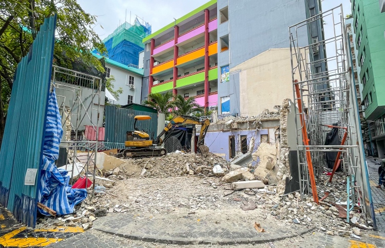 އަހުމަދިއްޔާގެ އޮފީސް ތަޅާލައި 10 ބުރީގެ އިމާރާތެއް