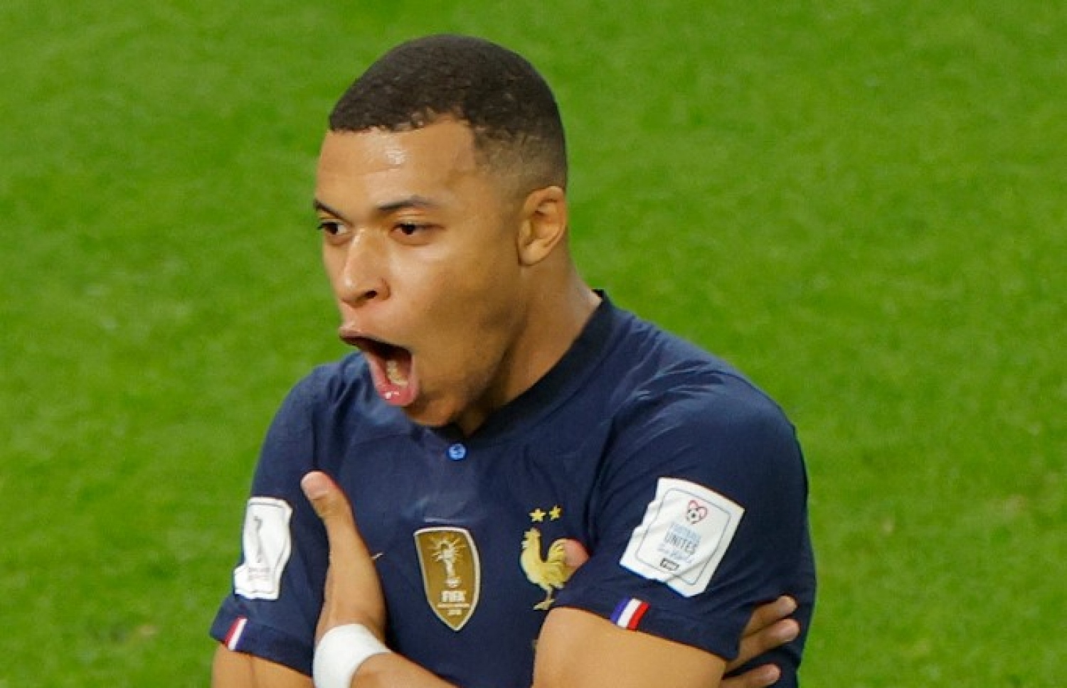 އެމްބާޕޭ، ޕޮލެންޑް ކޮޅަށް ލަނޑެއް ޖެހުމަށް ފަހު އުފާފާޅުކުރަނީ-- ފޮޓޯ: އޭއެފްޕީ