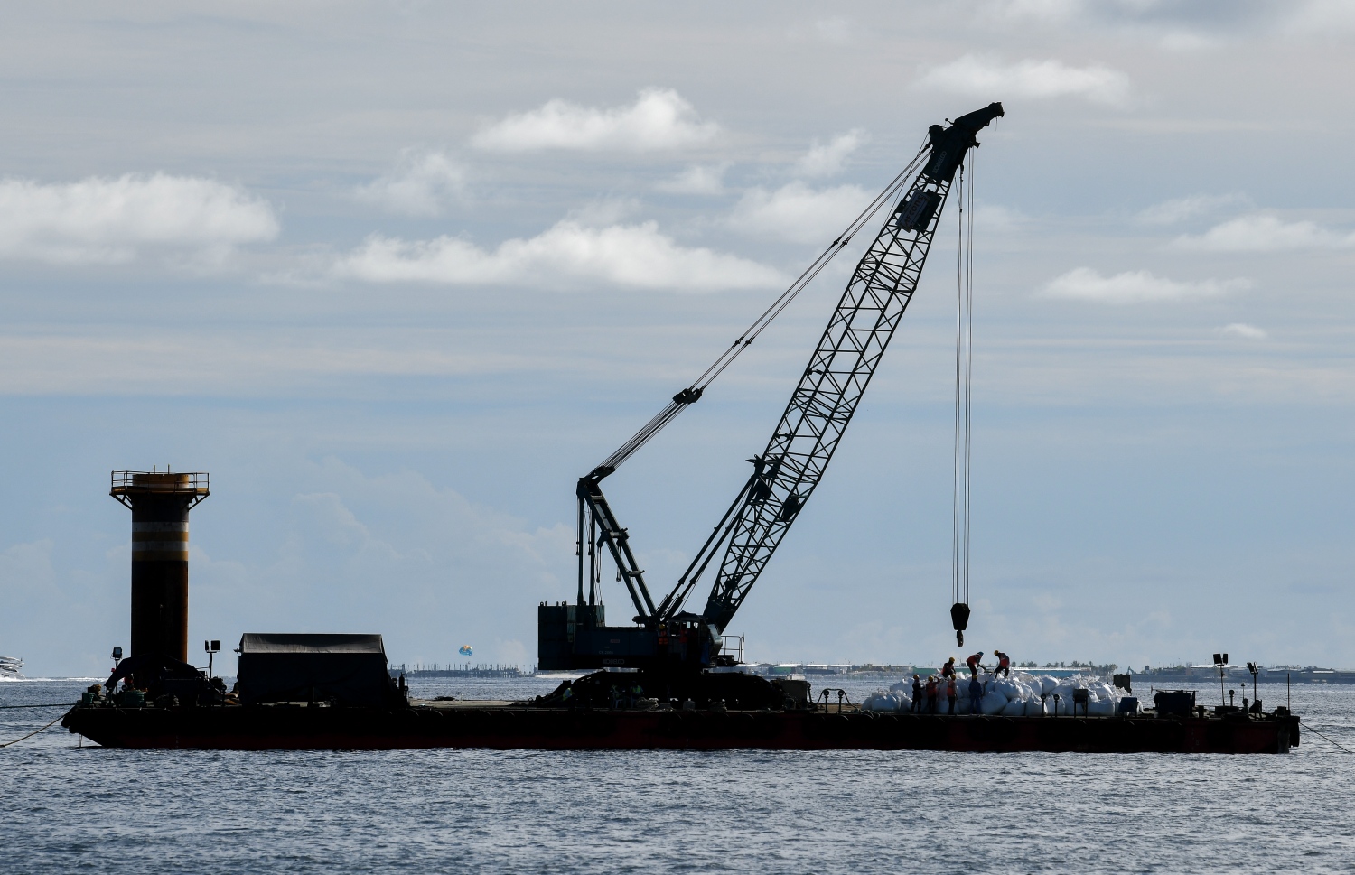 ތިލަމާލެ ބްރިޖުގެ މަސައްކަތަށް ބޭނުންކުރާ ފްލޯޓިން ޕްލެޓްފޯމެއް -- ފޮޓޯ: ފަޔާޒް މޫސާ | މިހާރު