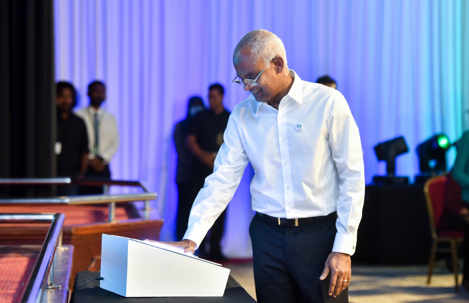 ރައީސް އިބްރާހިމް މުހައްމަދު ސޯލިހު، ނަފްސާނީ ދުޅަހެޔޮކަމަށް ހޭލުންތެރިކުރުމުގެ ގައުމީ ކެމްޕެއިން، "ކިހިނެއް؟" މިއަދު ލޯންޗުކޮށްދެއްވަނީ.-- ފޮޓޯ: ފަޔާޒު މޫސާ/ މިހާރު