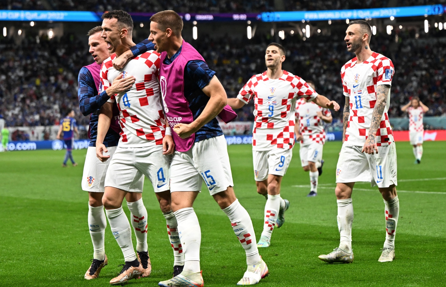 ކްރޮއޭޝިއާގެ ފުރަތަމަ ލަނޑު ޖެހުމަށް ފަހު އީވާން ޕެރިޝިޗް (9) ޓީމުގެ އެހެން ކުޅުންތެރިންނާއެކު އުފާފާޅު ކުރަނީ --- ފޮޓޯ: އޭއެފްޕީ