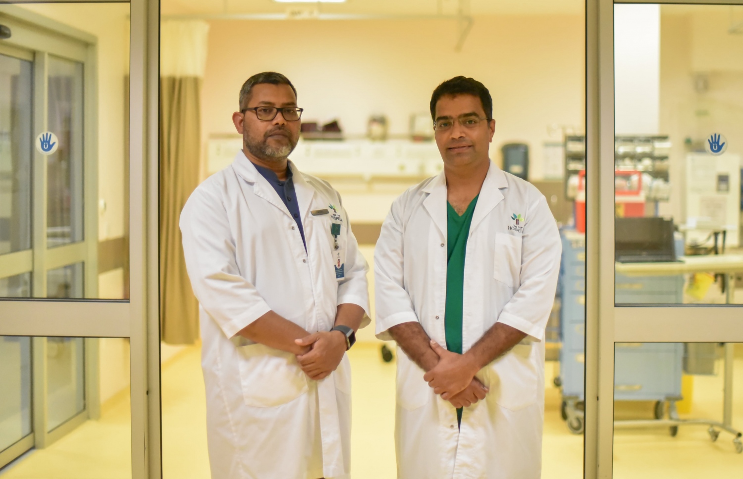 ސާޖަރީ ކުރުމުގައި އިސްކޮށް އުޅުނު އޯތޯޕީޑިކްސް ސާޖަން ޑރ. ކަނިރާޖް މަރިމުތު (ކ). އާއި އޯތޯޕީޑިކްސްގެ ކޮންސަލްޓަންޓް ޑރ. ހުސައިން ފައިސަލް (ވ). -- ފޮޓޯ: ޓްރީ ޓޮޕް ހޮސްޕިޓަލް