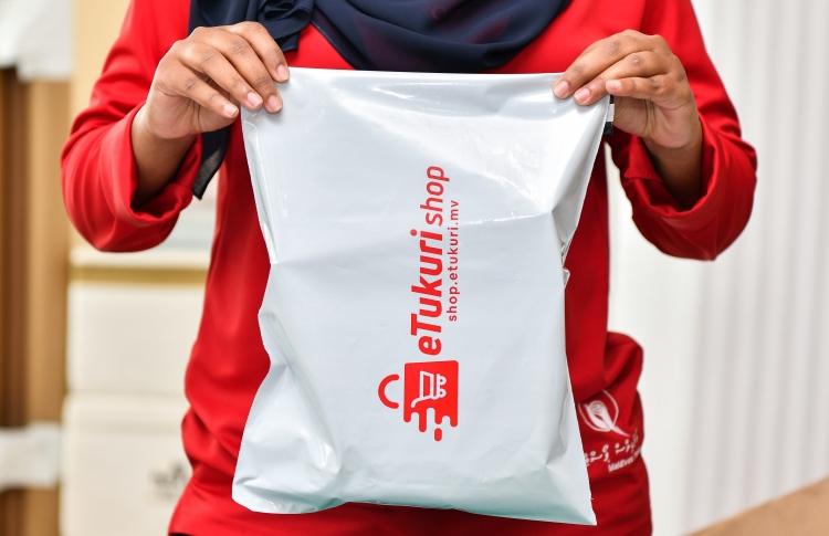 އީ ޓުކުރިން 1000 ޑޮލަރުގެ ފީފާ ގިފްޓް ޕެކެއް