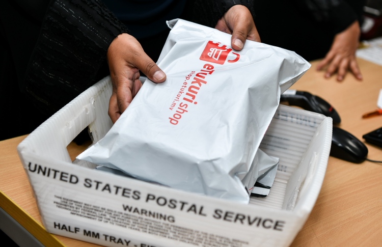 ޕެކުކޮށްފައިވާ އީޓުކުރީގެ ޕެކޭޖެއް. -- ފޮޓޯ: ފަޔާޒް މޫސާ| މިހާރު