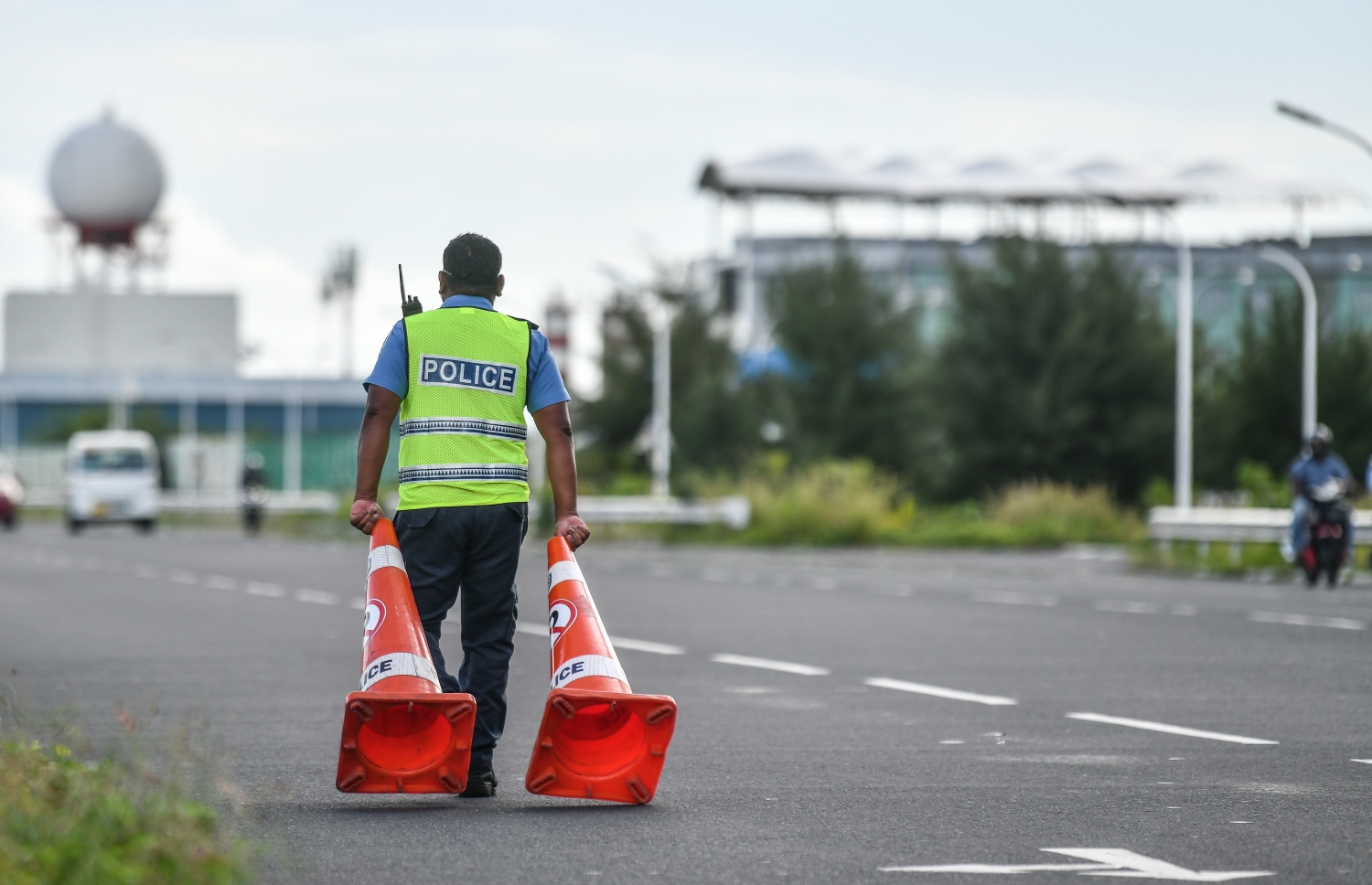 ޓްރެފިކް ފުލުހަކު މަގުމަތި ބެލެހެއްޓުމުގައި ހަރަކާތްތެރިވަނީ-- ފޮޓޯ: ނިޝާން އަލީ | މިހާރު