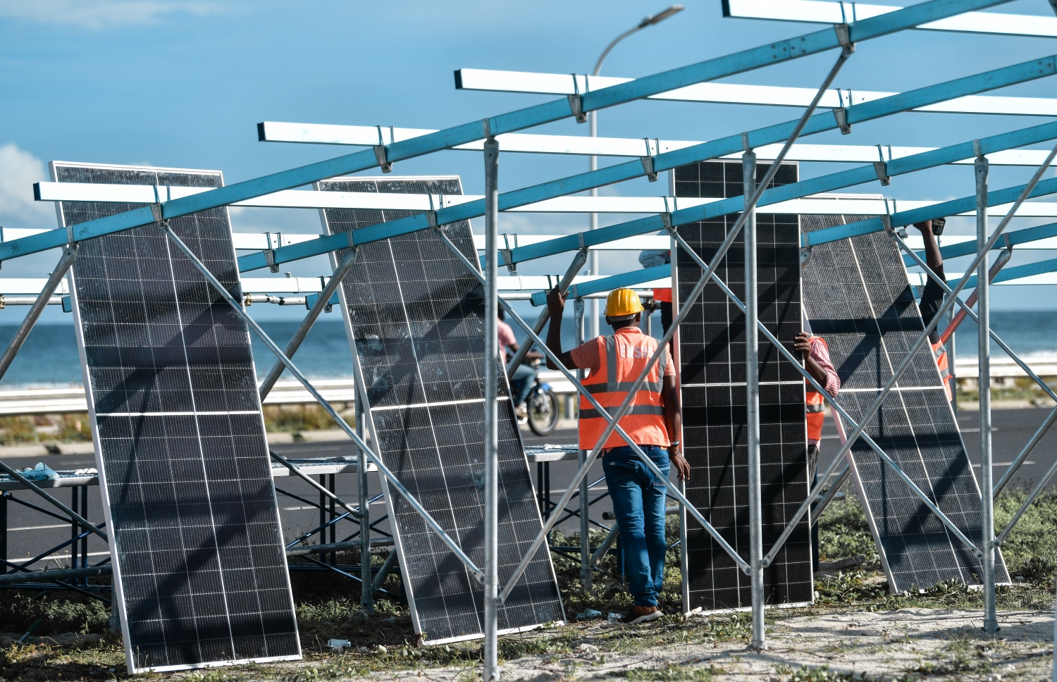 ސިނަމާލެ ބްރިޖު، ހުޅުލެ އާއި ހުޅުމާލެ ގުޅުވައިދޭ ލިންކު ރޯޑުގައި ސޯލާ ޕެނަލްތައް ހަރުކުރަނީ. އެ ޕެނަލްތައް ރަށްރަށަށް ބަދަލު ކުރުމަށް ވަނީ ނިންމާފައި .-- ފޮޓޯ: ނިޝާން އަލީ/މިހާރު