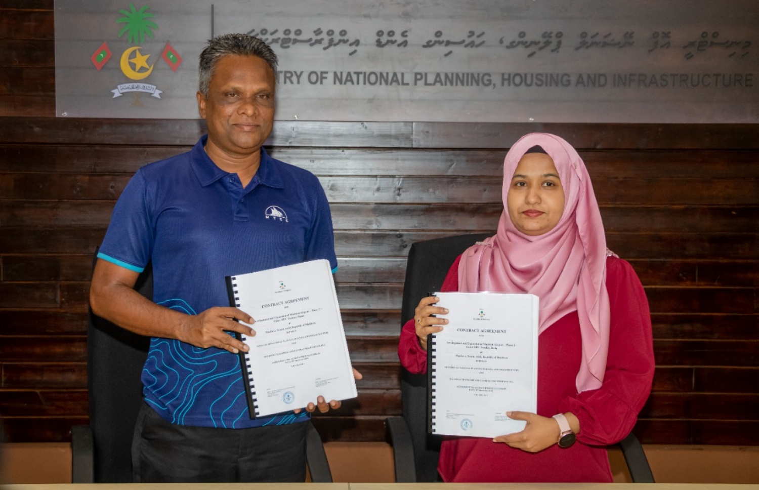 މާފަރު އެއާޕޯޓް ބޮޑުކުރުމުގެ މަޝްރޫއުގެ ލިޔުމުގައި މިއަދު ސޮއިކުރެއްވުމަށް ފަހު، އެމްޓީސީސީގެ އެމްޑީ އާޒިމް އާއި ޕްލޭނިން މިނިސްޓްރީގެ ޑިރެކްޓަ ޖެނެރަލް ޝާނާ އެއްބަސްވުމާއެކު ފޮޓޯއެއް ނަންގަވަނީ.