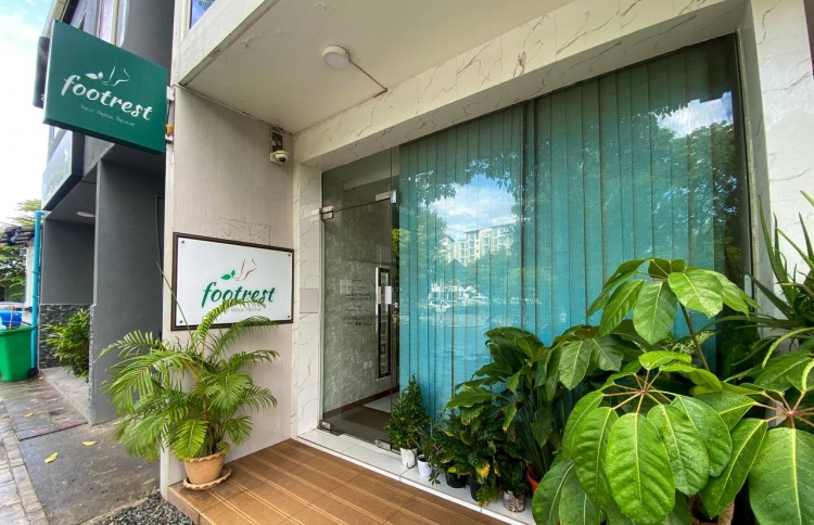 ސްޕާ ތެރަޕީ ދޭ ފުޓް ރެސްޓުގެ ބޭރު. އެ ތަނުން ސްކޯ "މިހާރު" ސްކޯ ޕްރިޑިކްޓާގައި އަގުހުރި އިނާމުތަކެއް ވަނީ ހުށަހަޅާފަ. -- ފޮޓޯ: ފަޔާޒް މޫސާ | މިހާރު