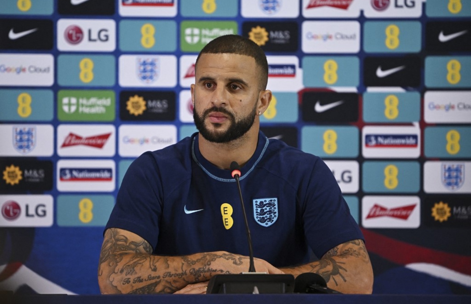 ފްރާންސާ ދެކޮޅަށް ނުކުތުމުގެ ކުރިން ވޯކާ، މީޑީއާއާ ވާހަކަ ދައްކަނީ.-- ފޮޓޯ: އޭއެފްޕީ