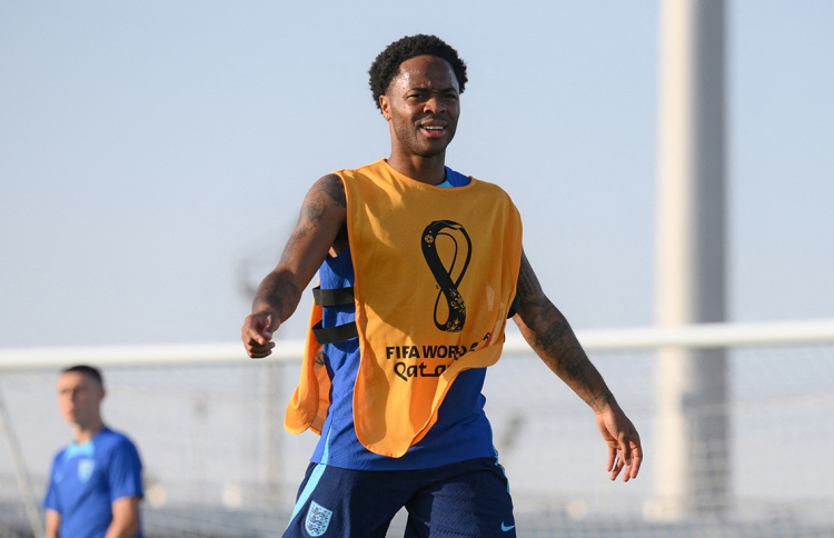 ސްޓާލިން، އިންގްލެންޑް ޓީމާ ގުޅެން އެނބުރި ގަތަރަށް