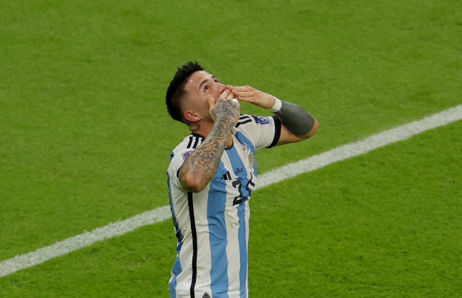 އާޖެންޓީނާގެ ޒުވާން މީޑްފީލްޑަރު އެންޒޯ ފެނާންޑޭޒް: މުބާރާތުގައި އޭނާ ދަނީ ރަނގަޅު ކުޅުމެއް ދައްކަމުން --- ފޮޓޯ: އޭއެފްޕީ