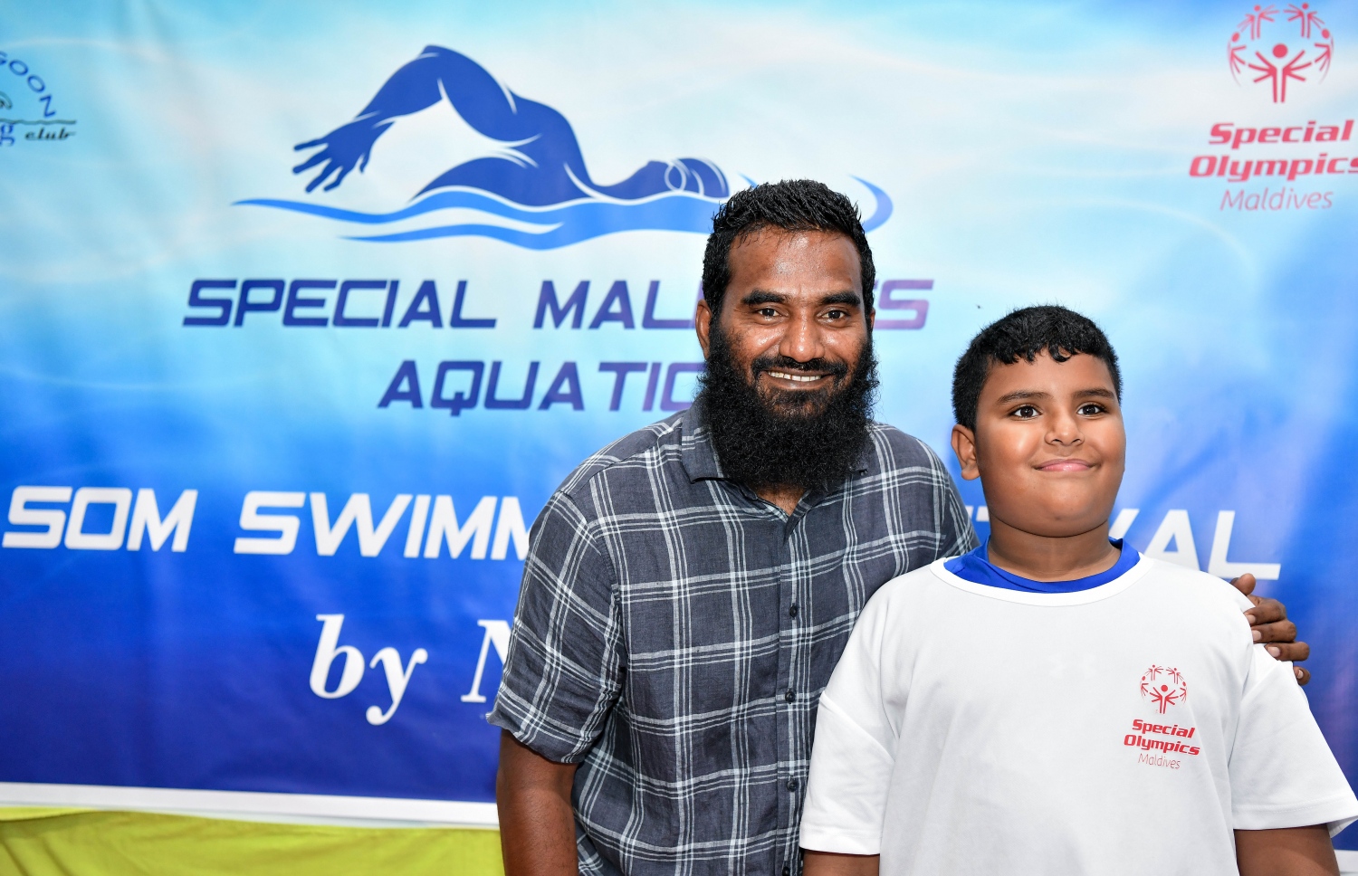 ނިއު ލެގޫން ސްވިމިން ކްލަބްގެ ތްރޭނިން ޕްރޮގްރާމްގައި ބައިވެރިވި ކުއްޖަކާ އެކު ގައުމީ ޓީމުގެ ފޯވާޑް އަލީ އަޝްފާގް (ވ) އާއެކު ފޮޓޯ އަކަށް ހުއްޓިލައިގެން --- ފޮޓޯ: ފަޔާޒު މޫސާ | މިހާރު