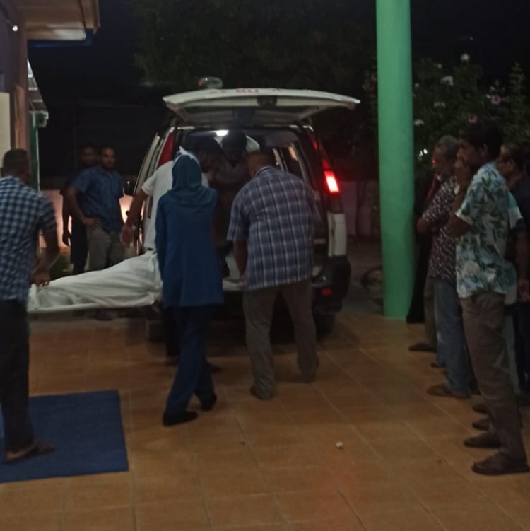 ނޮޅިވަރަމުން މަރުވި އަންހެން މީހާގެ ހަށިގަނޑު މާލެއަށް